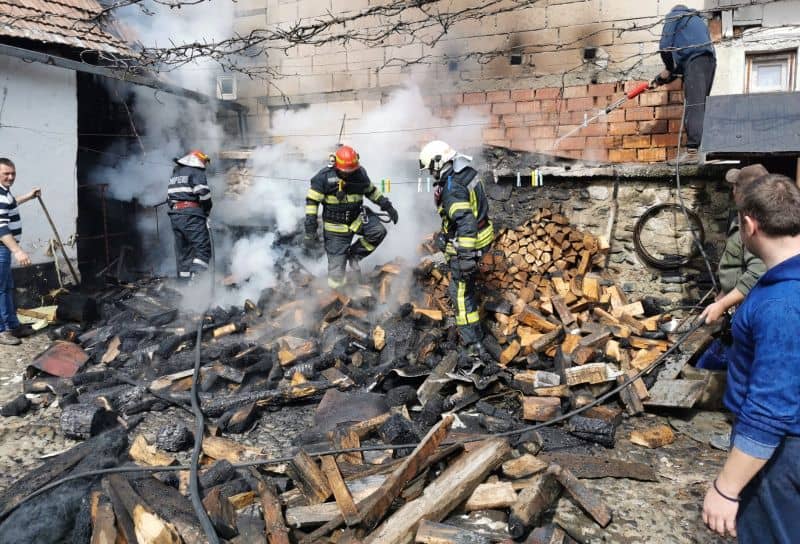 FOTO Incendiu la Boița - O magazie de lemne a luat foc