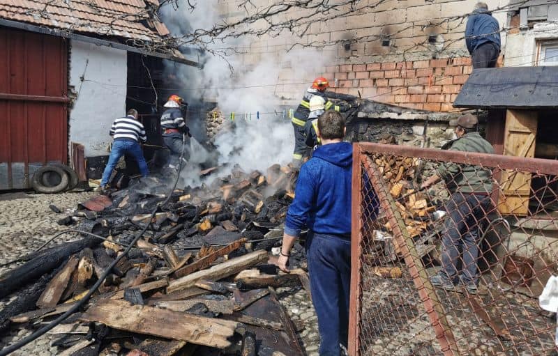 FOTO Incendiu la Boița - O magazie de lemne a luat foc