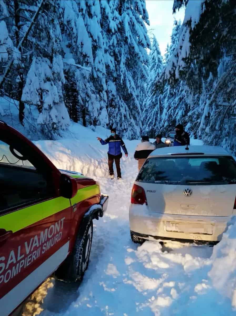 turist rămas înzăpezit cu mașina în păltiniș - l-au scos jandarmii