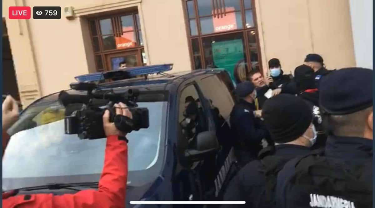 live - video: protestul de luni din sibiu: măști arse și horă în piața mare - huiduieli la prefectură