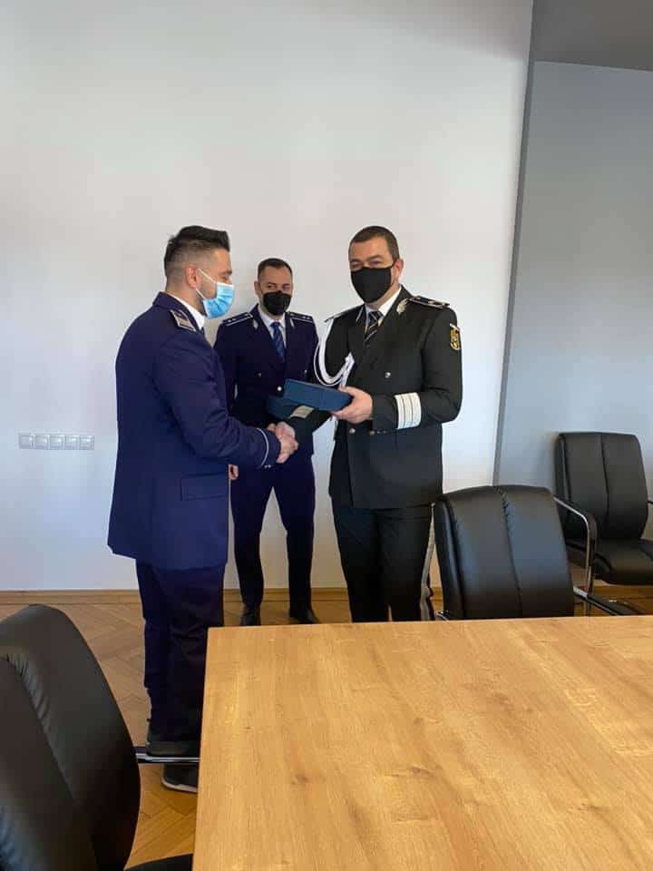 foto: polițiștii anului la sibiu - alexandru talpalaru și paul bud, premiați pentru rezultate deosebite