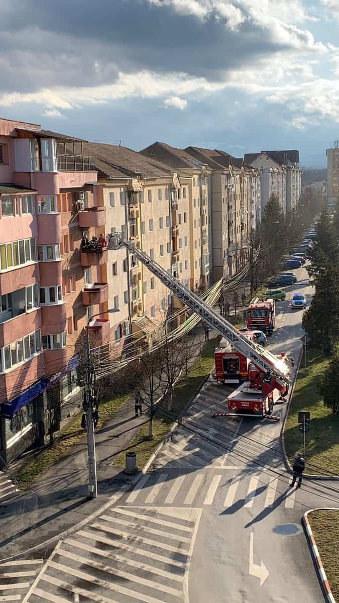 VIDEO FOTO Incendiu într-un apartament pe Școala de Înot - Octogenară dusă la spital