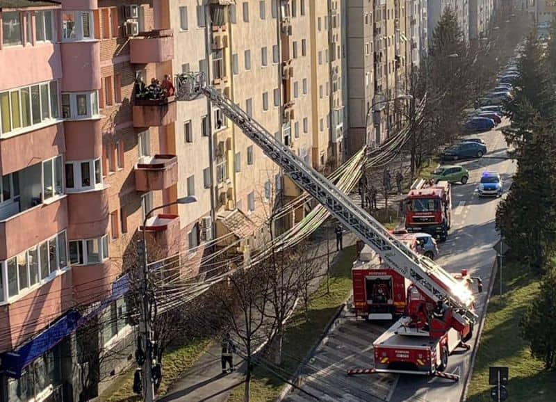 VIDEO FOTO Incendiu într-un apartament pe Școala de Înot - Octogenară dusă la spital