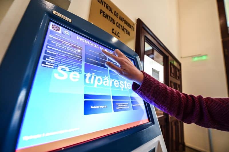 foto - chioșc self-service pentru tipărirea formularelor la primăria sibiu