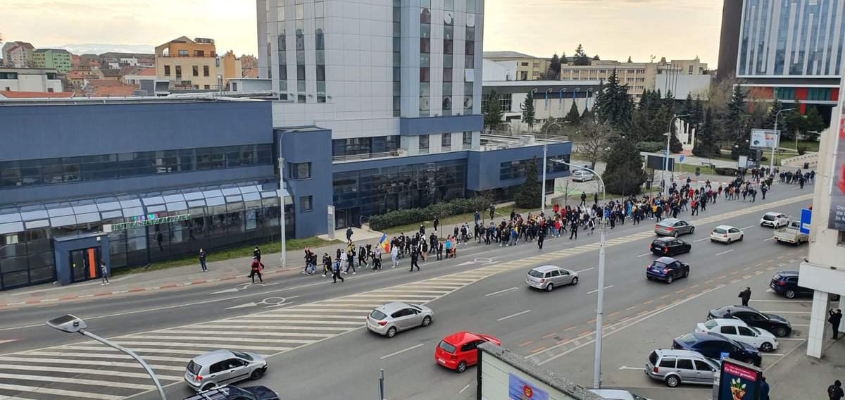 live - video: protestul de luni din sibiu: măști arse și horă în piața mare - huiduieli la prefectură