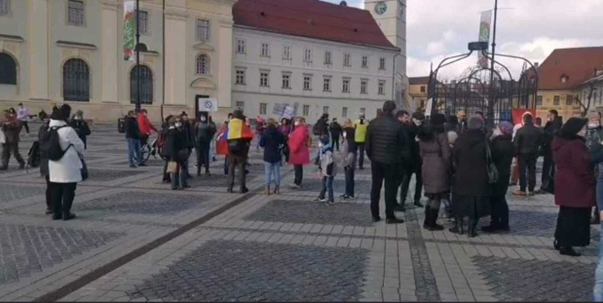 zeci de sibieni protestează în piața mare împotriva vaccinării și restricțiilor covid