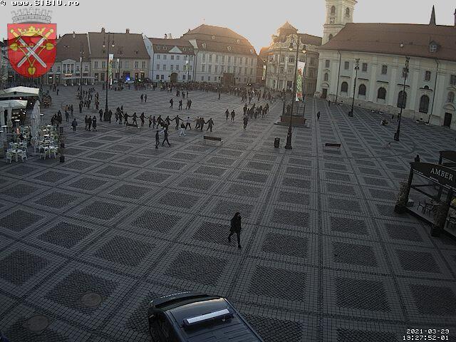 live - video: protestul de luni din sibiu: măști arse și horă în piața mare - huiduieli la prefectură