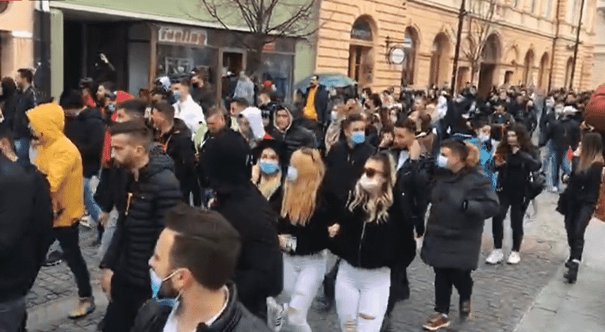 video - profilul protestatarilor din sibiu - ultrași, elevi, copii, băieți ''de club'' și ’’de la sală’’. puțini intelectuali