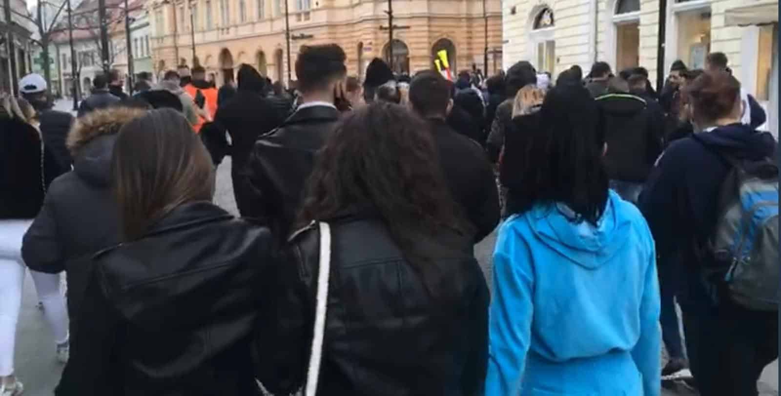 live - video: protestul de luni din sibiu: măști arse și horă în piața mare - huiduieli la prefectură