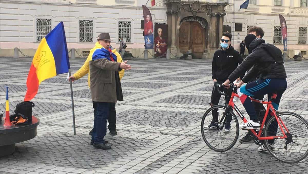 live - video: protestul de luni din sibiu: măști arse și horă în piața mare - huiduieli la prefectură