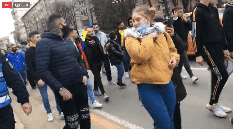 live - video: protestul de luni din sibiu: măști arse și horă în piața mare - huiduieli la prefectură