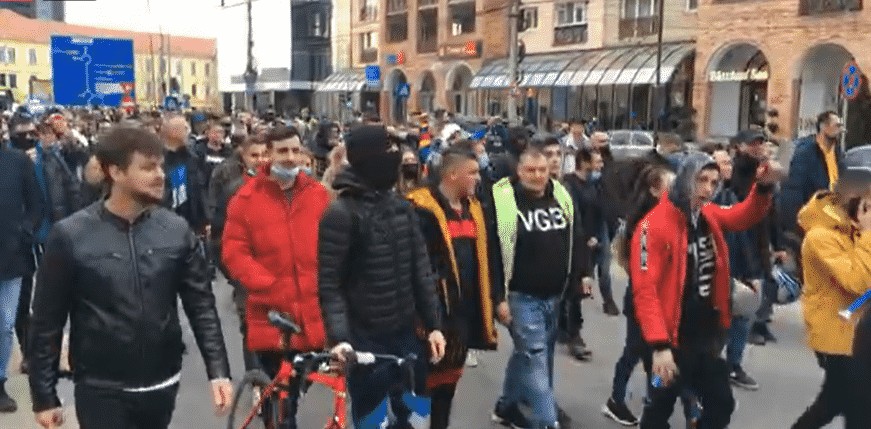 live - video: protestul de luni din sibiu: măști arse și horă în piața mare - huiduieli la prefectură