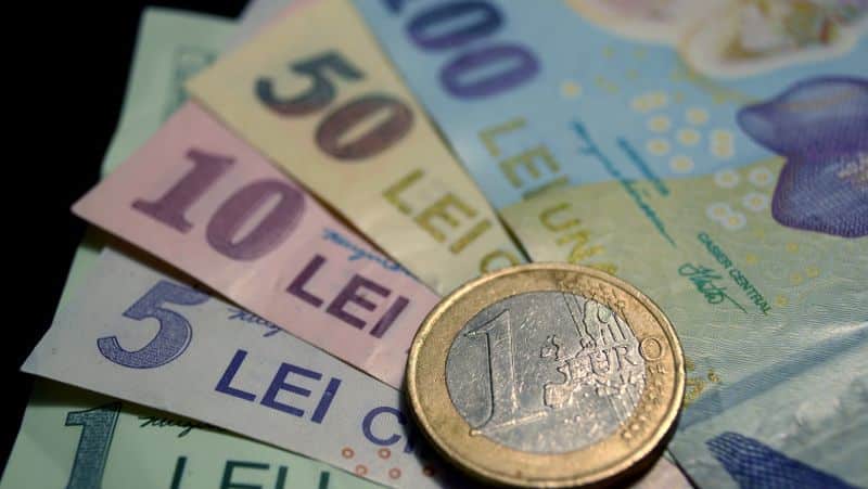 prognoze pentru 2024: euro va depăși pragul de 5 lei, iar inflația va mai scădea