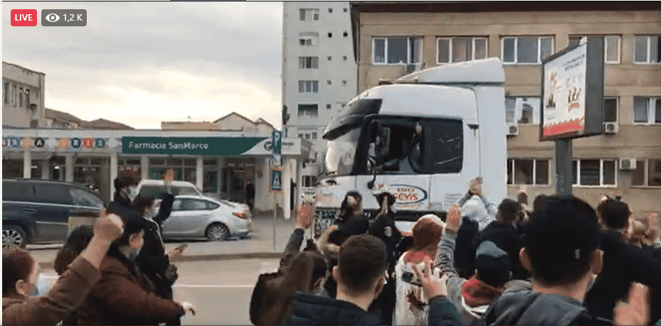 live - video: protestul de luni din sibiu: măști arse și horă în piața mare - huiduieli la prefectură