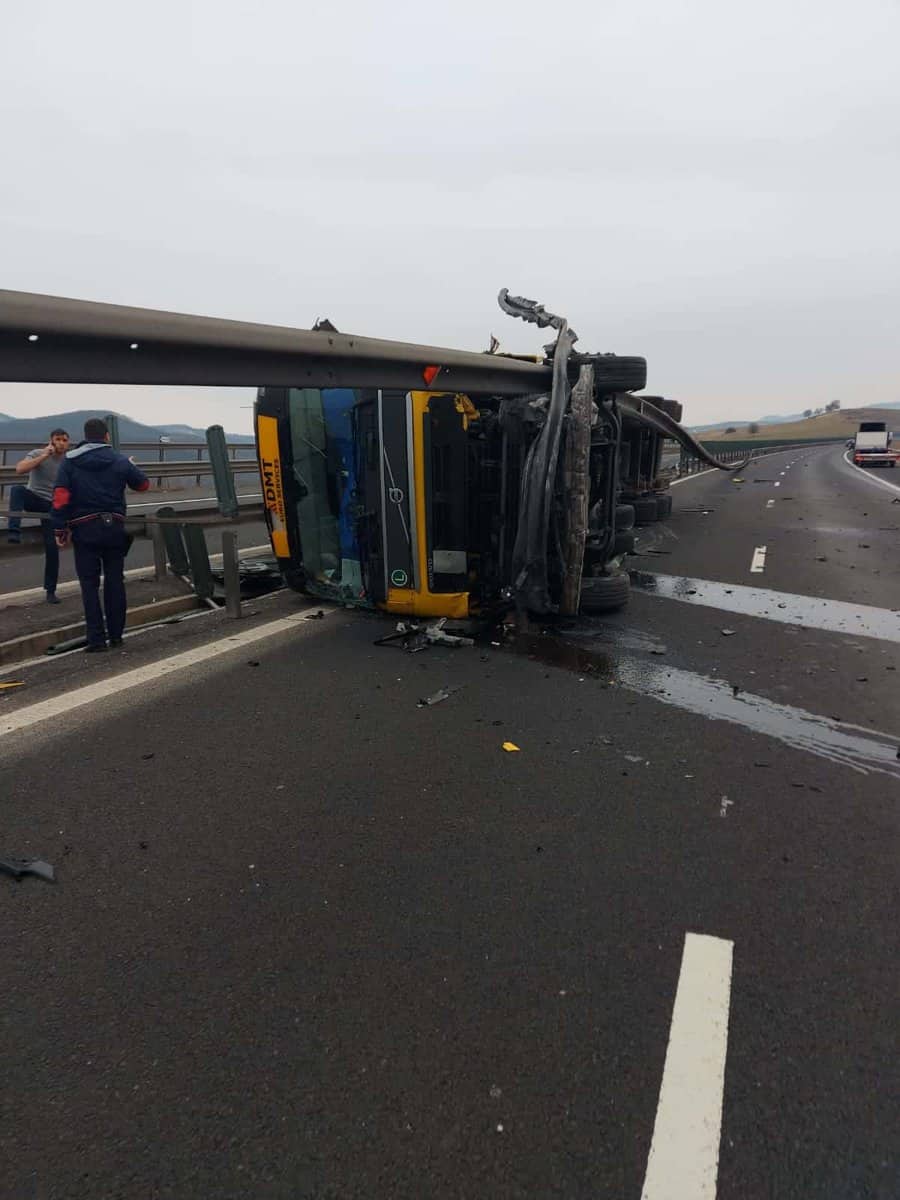 foto tir răsturnat pe autostradă, la săliște - a rupt parapetul