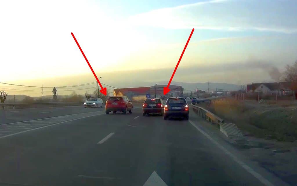 video - accident evitat în ultima clipă la șelimbăr - trei mașini puteau fi făcute zob