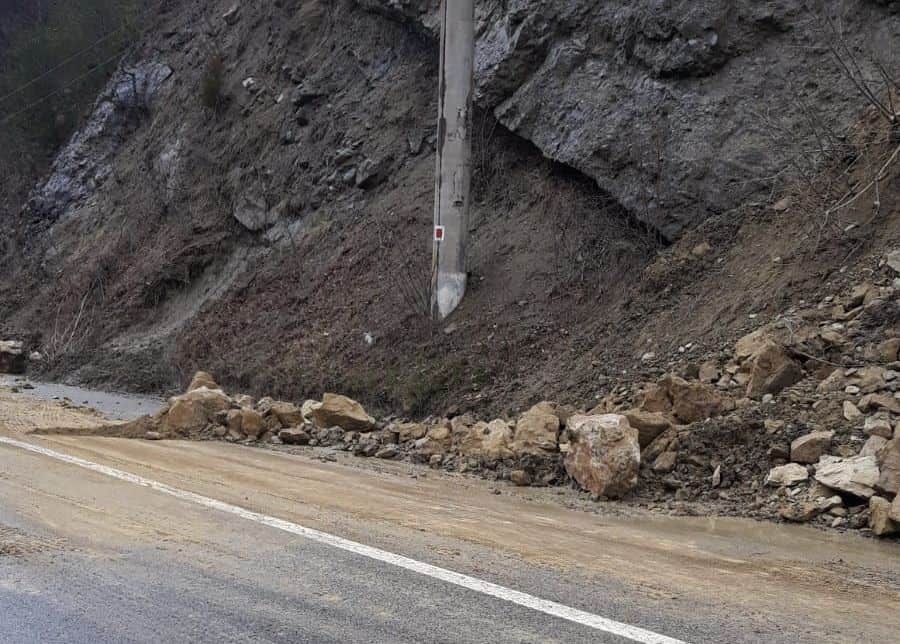 căderi de pietre pe valea oltului - trafic îngreunat la călinești