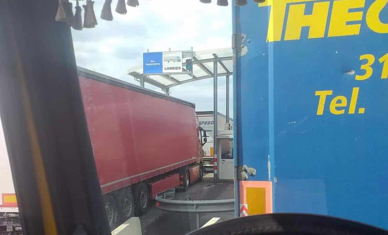 Aglomerație la ieșirea din țară spre Ungaria - Șoferii de TIR au stat în coloană ore întregi