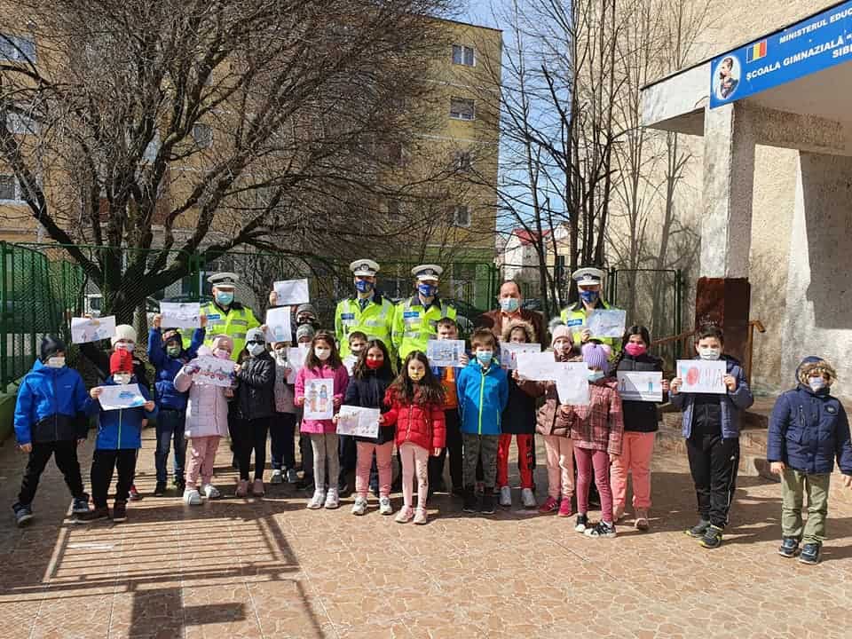 VIDEO - Surpriză pentru polițiștii sibieni - Elevii de la Regele Ferdinand le-au compus o poezie