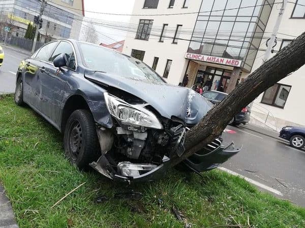 dosar penal pentru sibianul care s-a înfipt cu mașina într-un copac în față la mediu