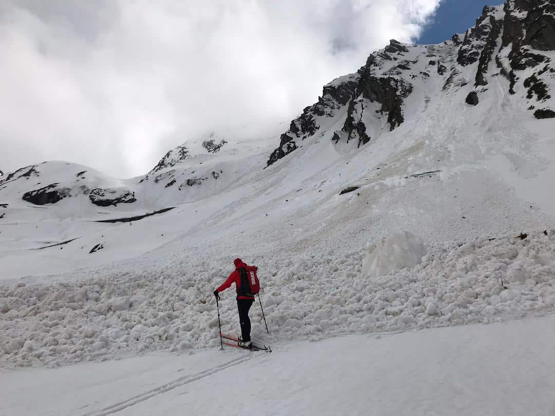 turiști surprinși de avalanșă în munții făgăraș - au fost salvați de salvamontiștii sibieni