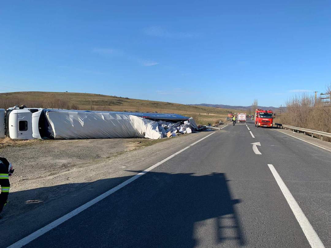 foto - accident cu patru mașini pe dn1 între sibiu și brașov - două persoane rănite