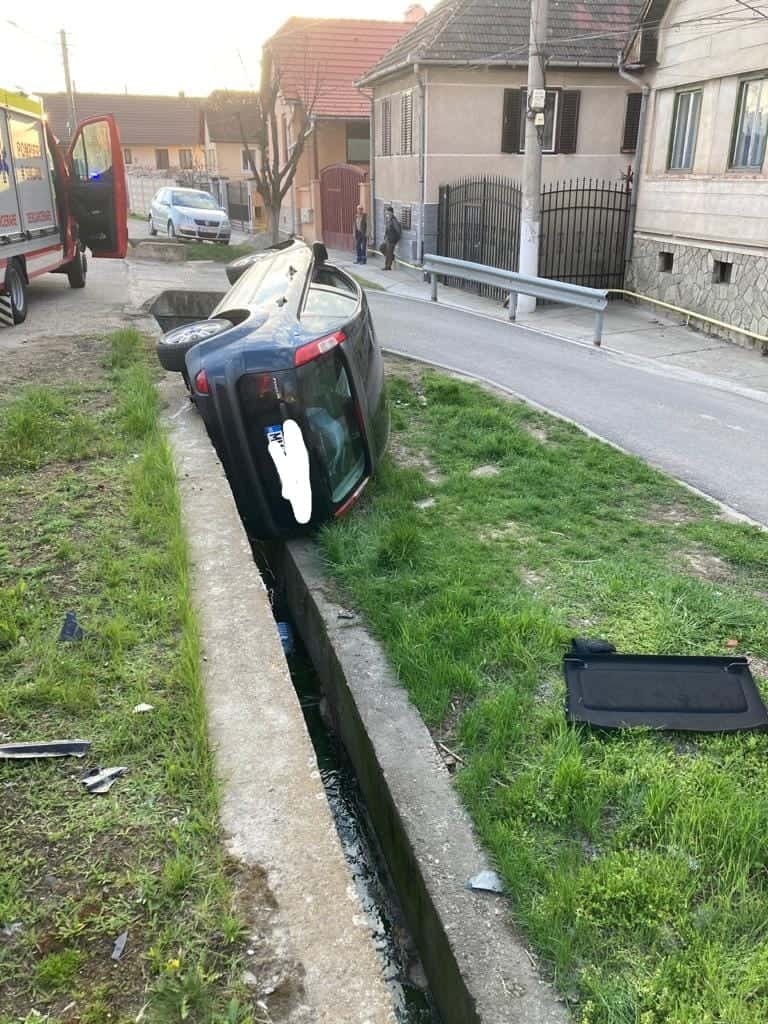 FOTO Autoaccident la Cristian - Un șofer beat a intrat într-un cap de pod