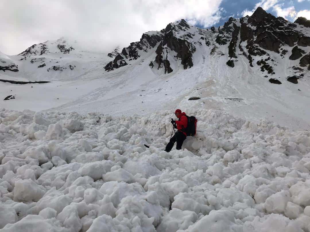 turiști surprinși de avalanșă în munții făgăraș - au fost salvați de salvamontiștii sibieni