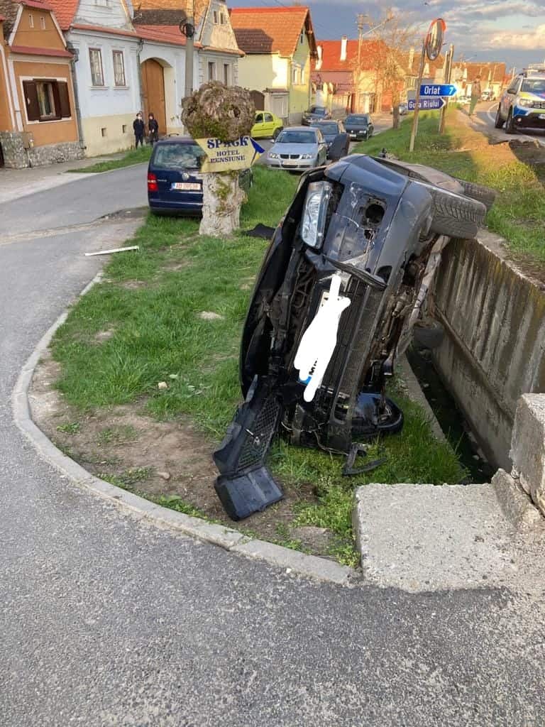 FOTO Autoaccident la Cristian - Un șofer beat a intrat într-un cap de pod