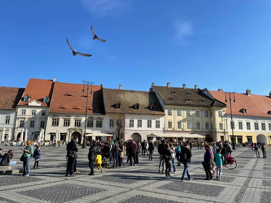 UPDATE: Protest la Sibiu - Sibienii se adună în Piața Mare - Au venit cu icoane în mâini