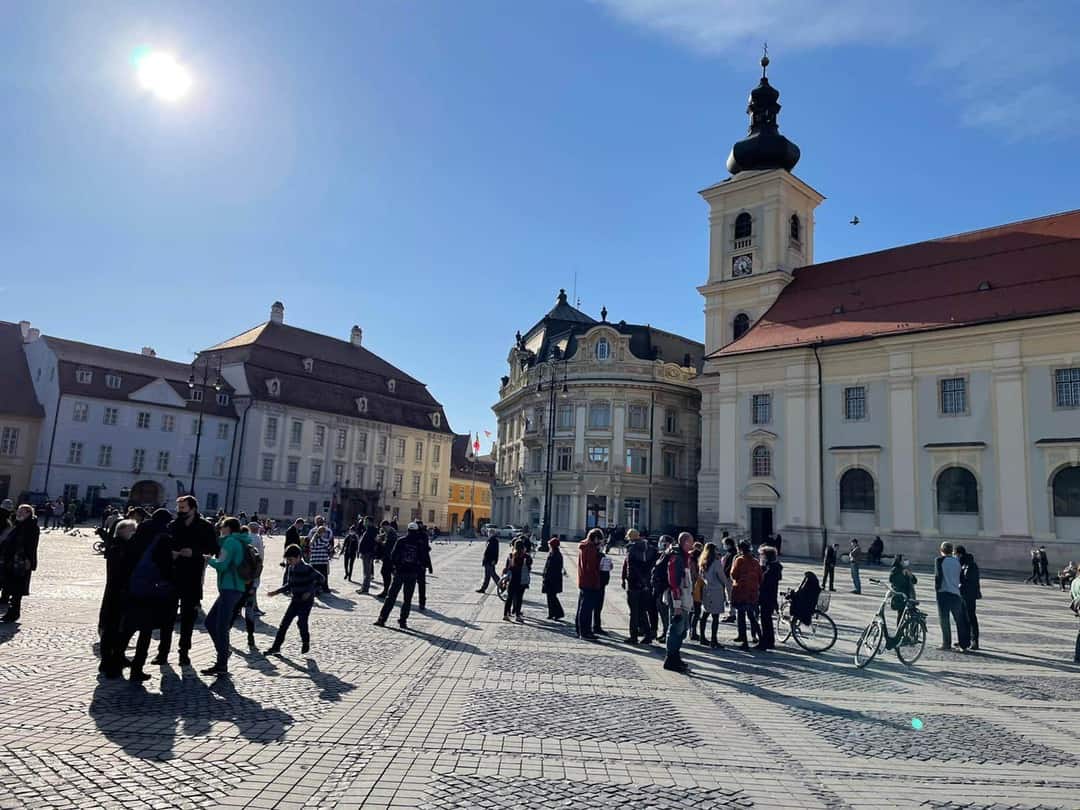 UPDATE: Protest la Sibiu - Sibienii se adună în Piața Mare - Au venit cu icoane în mâini