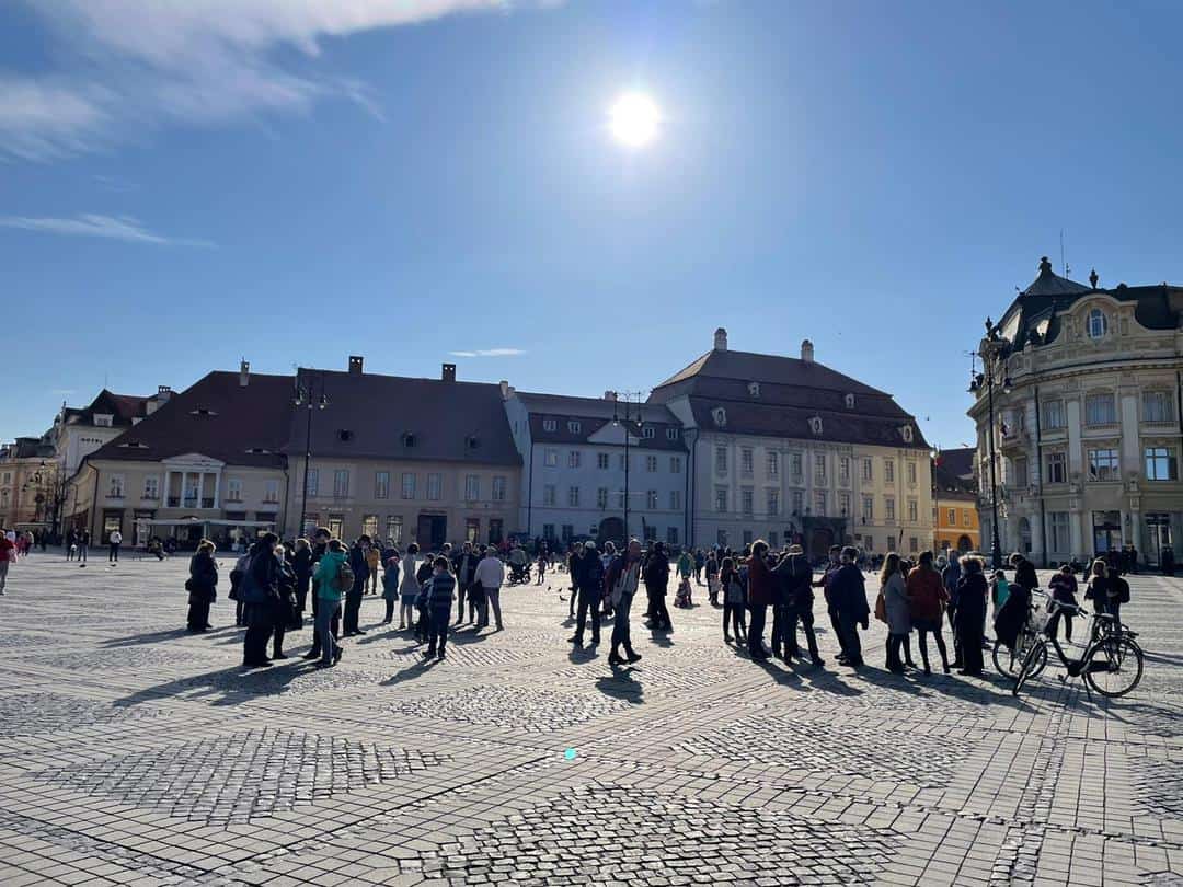 UPDATE: Protest la Sibiu - Sibienii se adună în Piața Mare - Au venit cu icoane în mâini