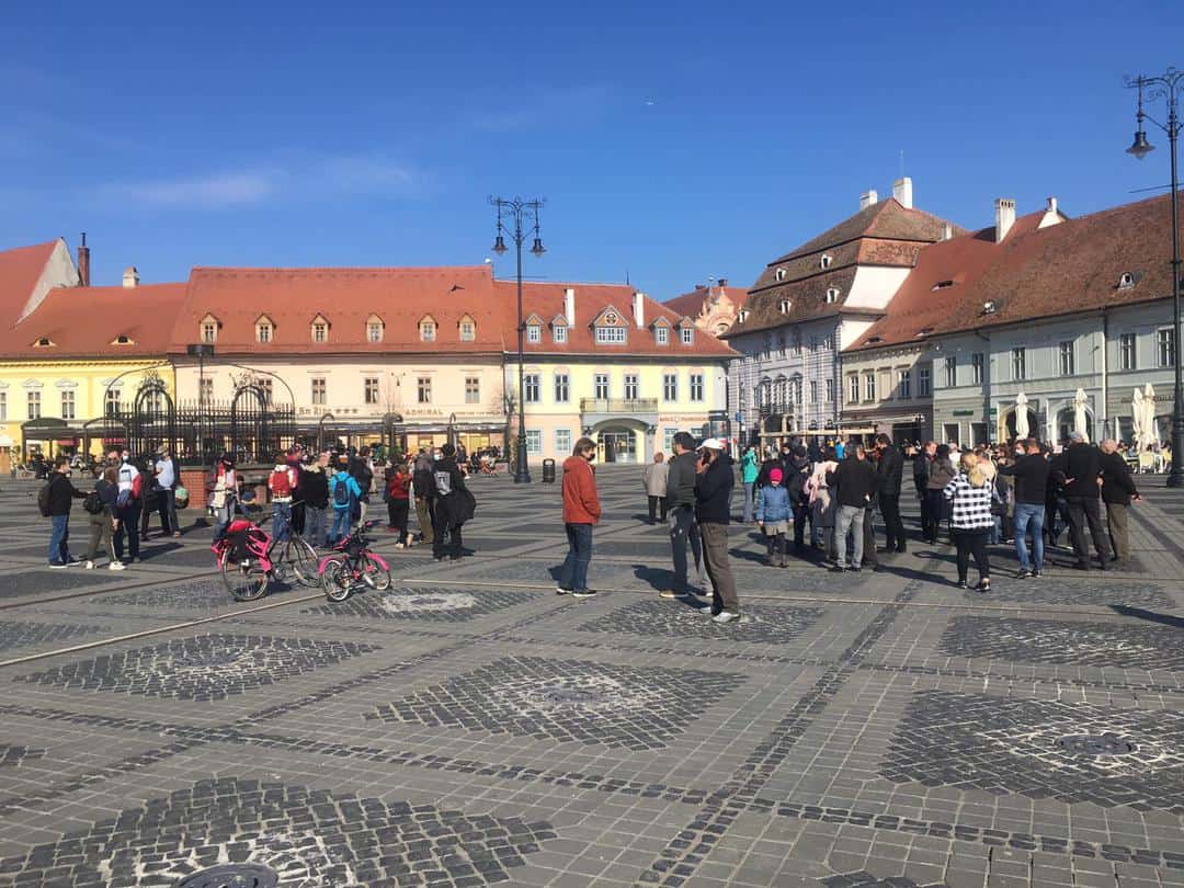 UPDATE: Protest la Sibiu - Sibienii se adună în Piața Mare - Au venit cu icoane în mâini