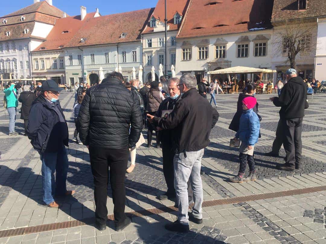 UPDATE: Protest la Sibiu - Sibienii se adună în Piața Mare - Au venit cu icoane în mâini