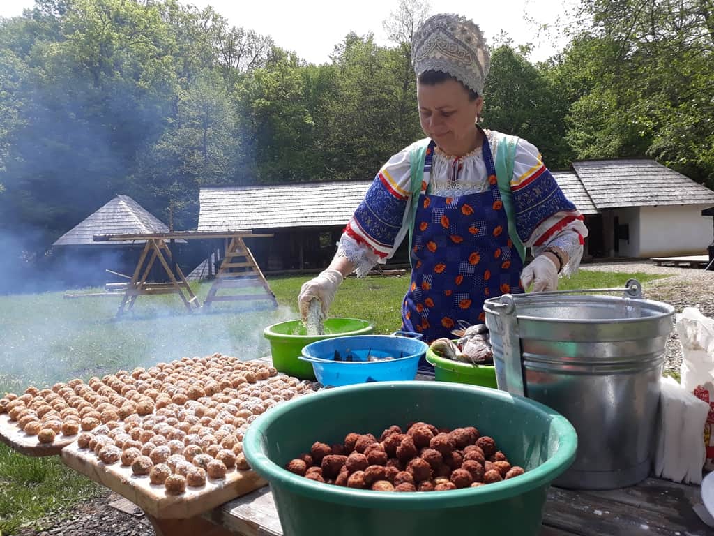 recomandări de weekend – în muzeul în aer liber se gătesc bucate din pește ca în delta dunării