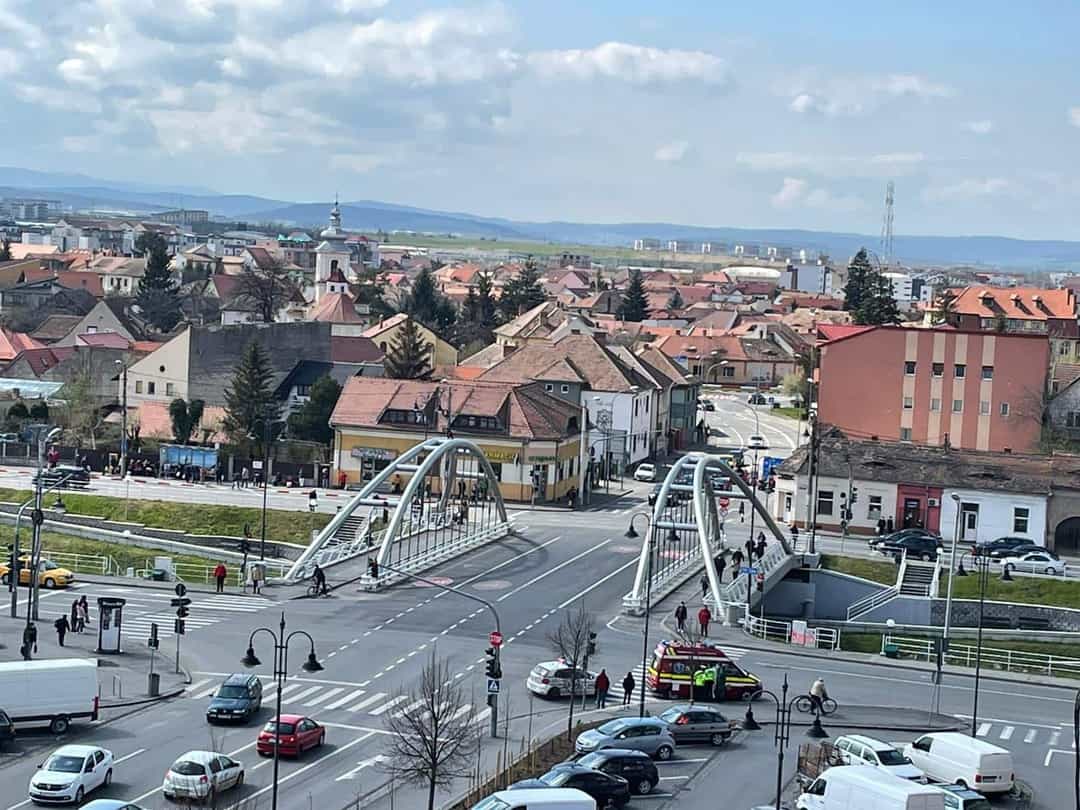 FOTO: Femeie lovită pe trecerea de pietoni de o mașină în zona Pieței Cibin