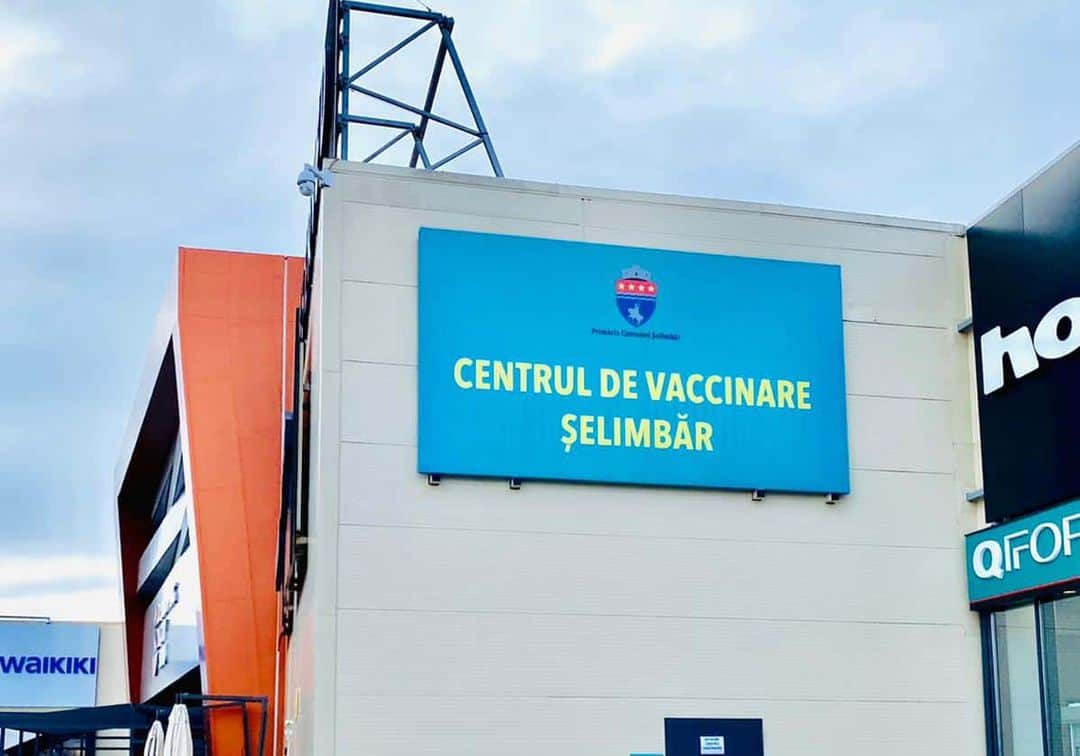 două centre de vaccinare cu astra zeneca din sibiu trec pe serul moderna