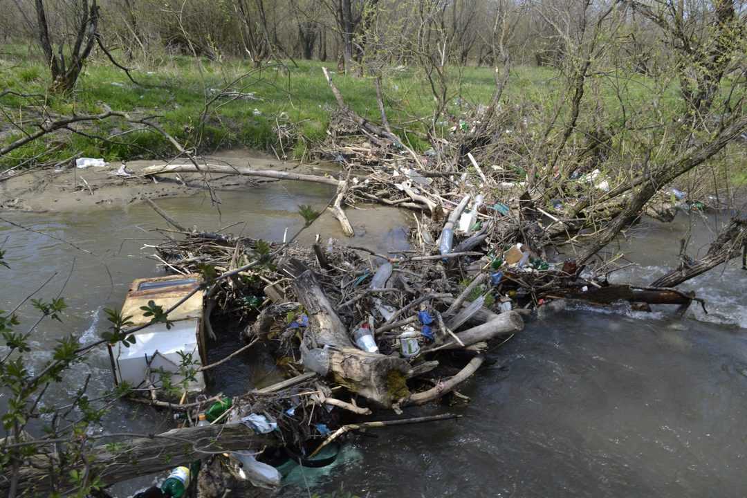 FOTO - Dezastru ecologic pe Valea Sevișului - Gunoaie la tot pasul - Râul este efectiv ''sufocat'' de mizerie