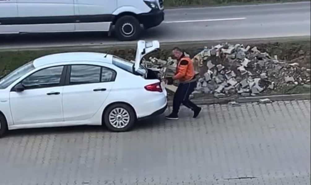 video - cartierul arhitecților, ca în vestul sălbatic - un bărbat fură dale de trotuar în miezul zilei