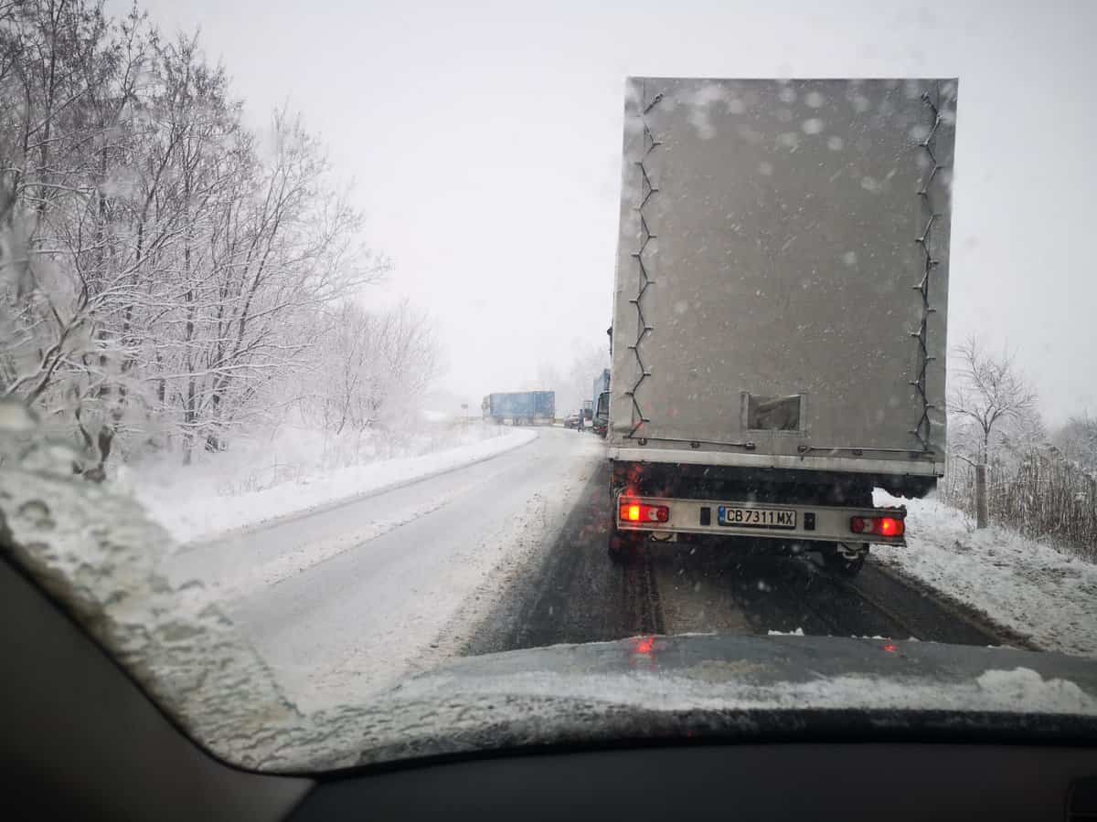 FOTO - Coloane de zeci de mașini pe DN1 la Hula Bradului - TIR blocat pe drum