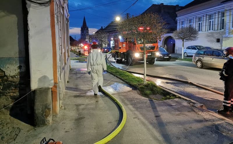 foto o casă a luat foc în cisnădie. trei oameni îngrijiți de medici