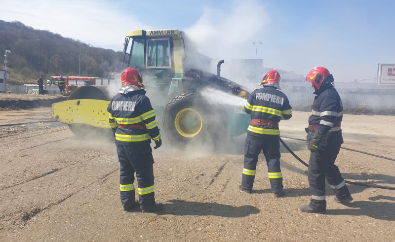 FOTO Incendiu pe un șantier din Mediaș. Un utilaj a luat foc