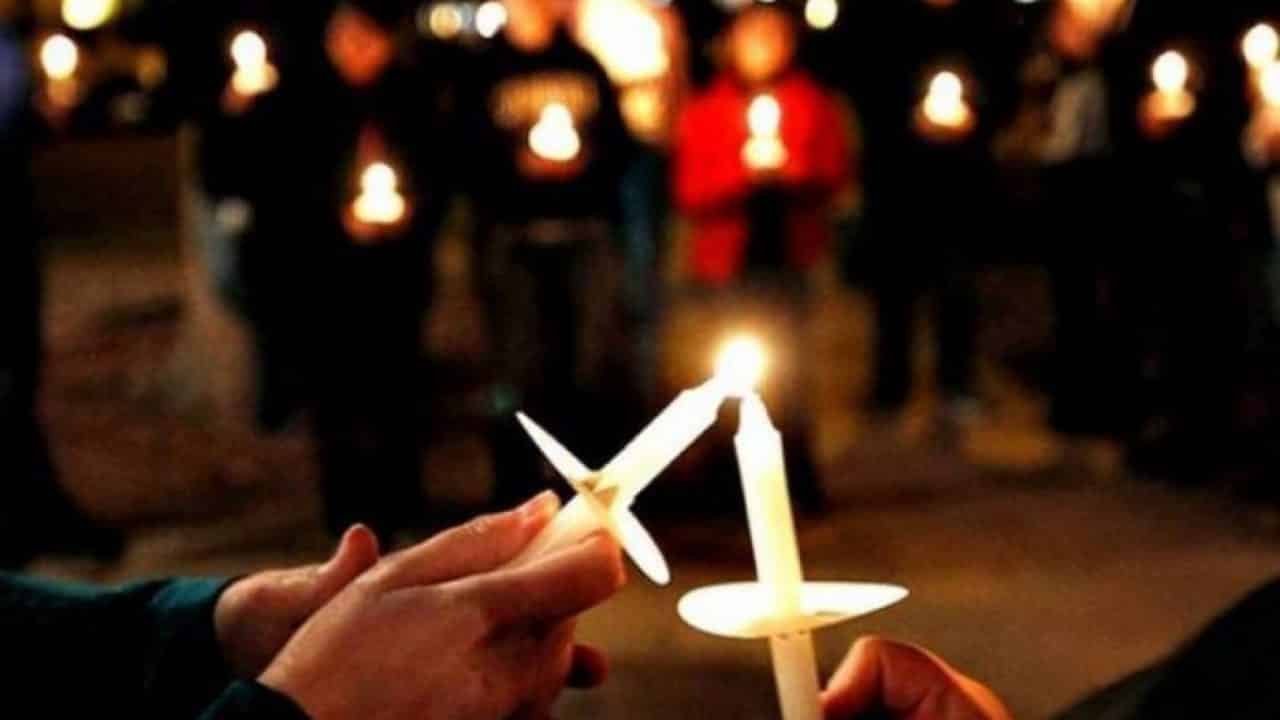 lumina sfântă, adusă sâmbătă seara de la ierusalim. va ajunge la sibiu cu avionul