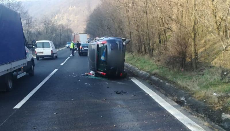 mașină răsturnată pe valea oltului. traficul blocat pe o bandă