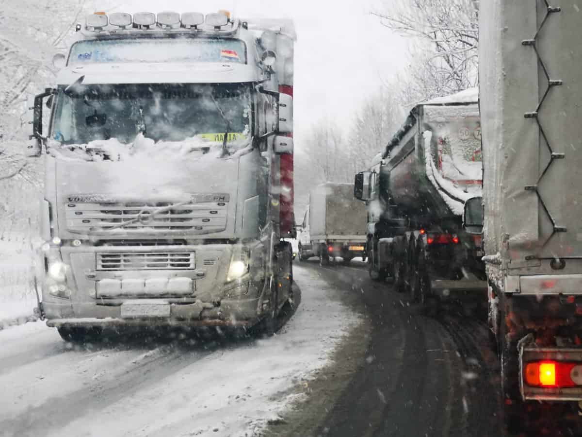 FOTO - Coloane de zeci de mașini pe DN1 la Hula Bradului - TIR blocat pe drum