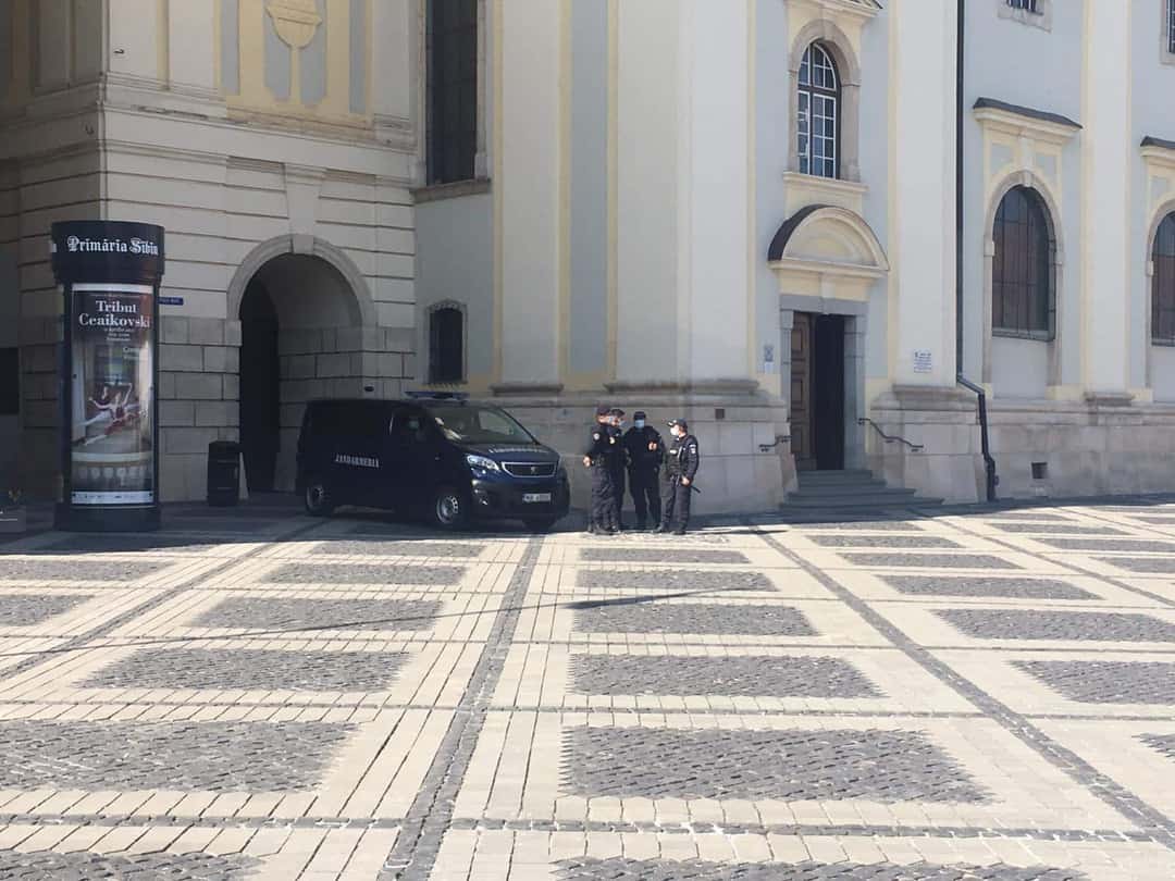 UPDATE: Protest la Sibiu - Sibienii se adună în Piața Mare - Au venit cu icoane în mâini