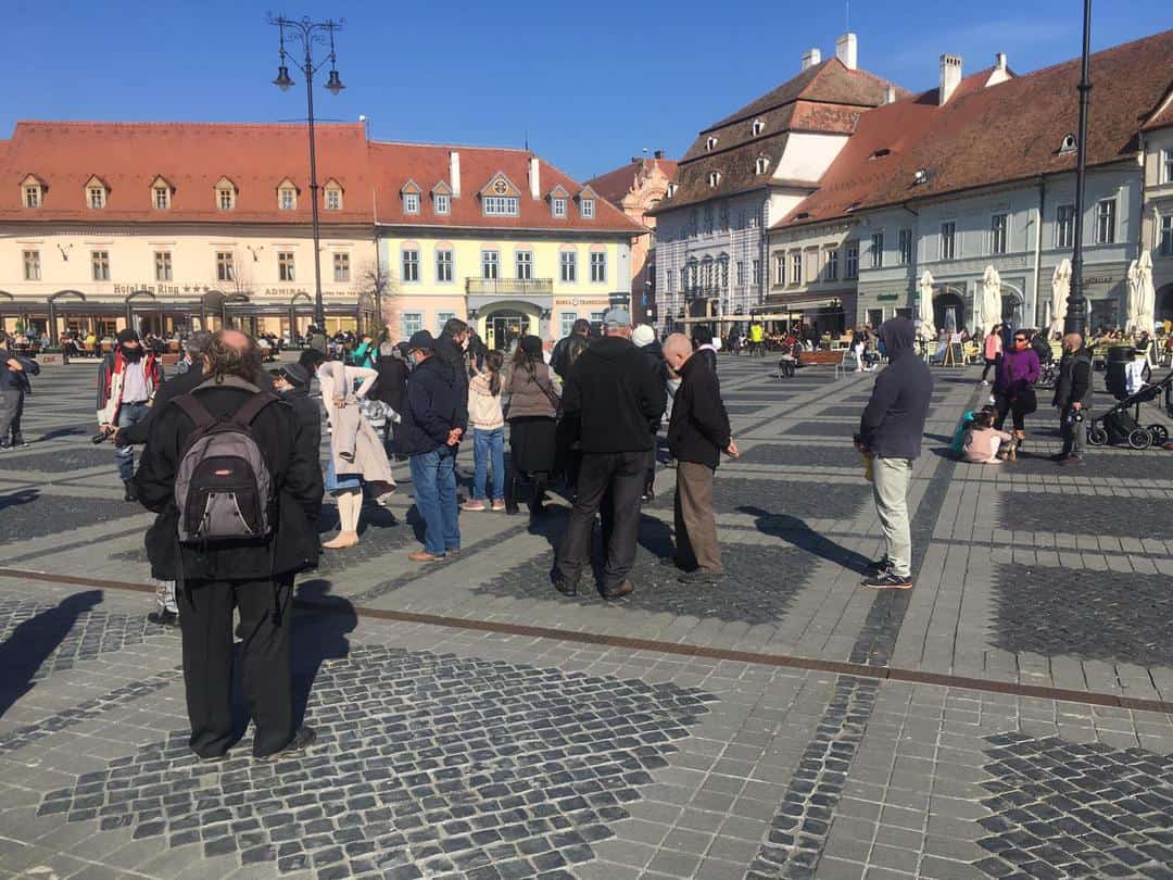 UPDATE: Protest la Sibiu - Sibienii se adună în Piața Mare - Au venit cu icoane în mâini