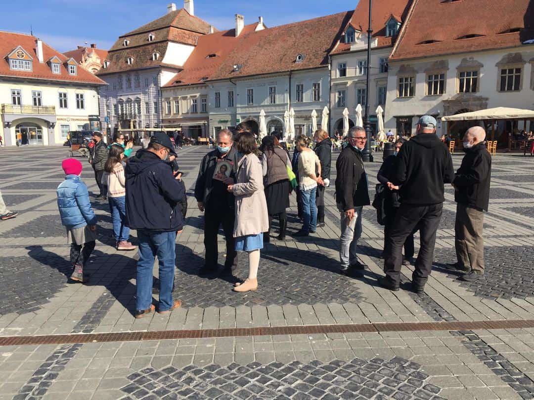 update: protest la sibiu - sibienii se adună în piața mare - au venit cu icoane în mâini