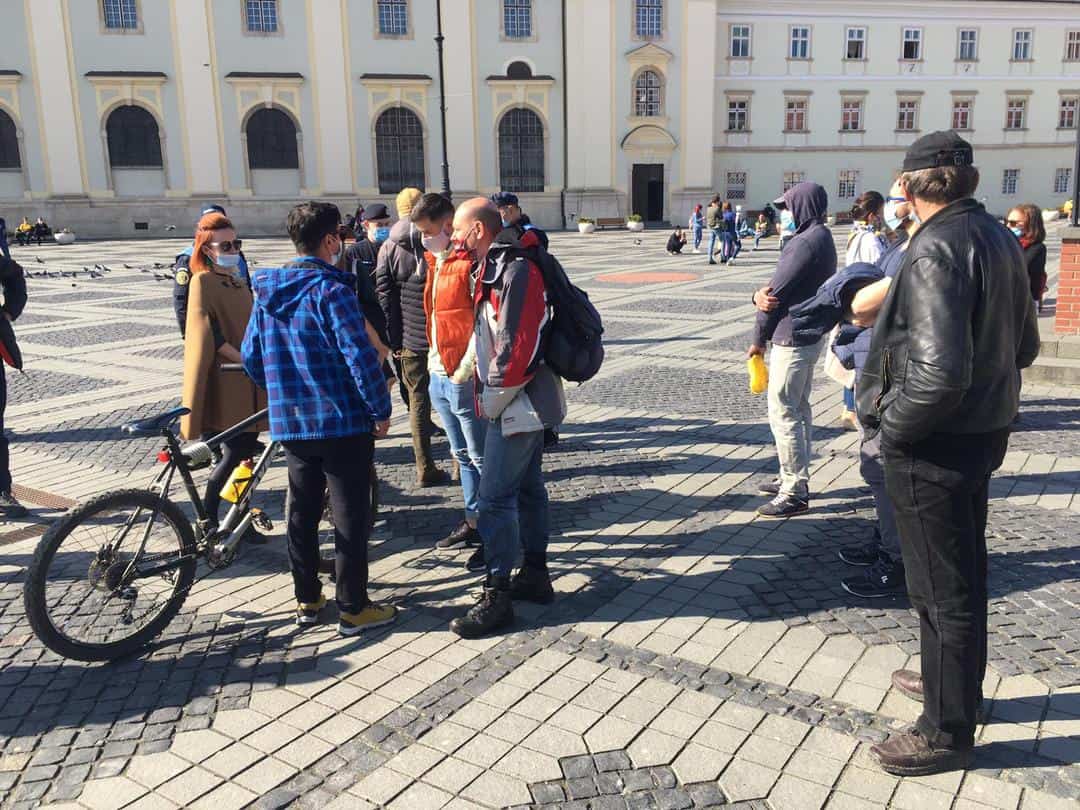 UPDATE: Protest la Sibiu - Sibienii se adună în Piața Mare - Au venit cu icoane în mâini