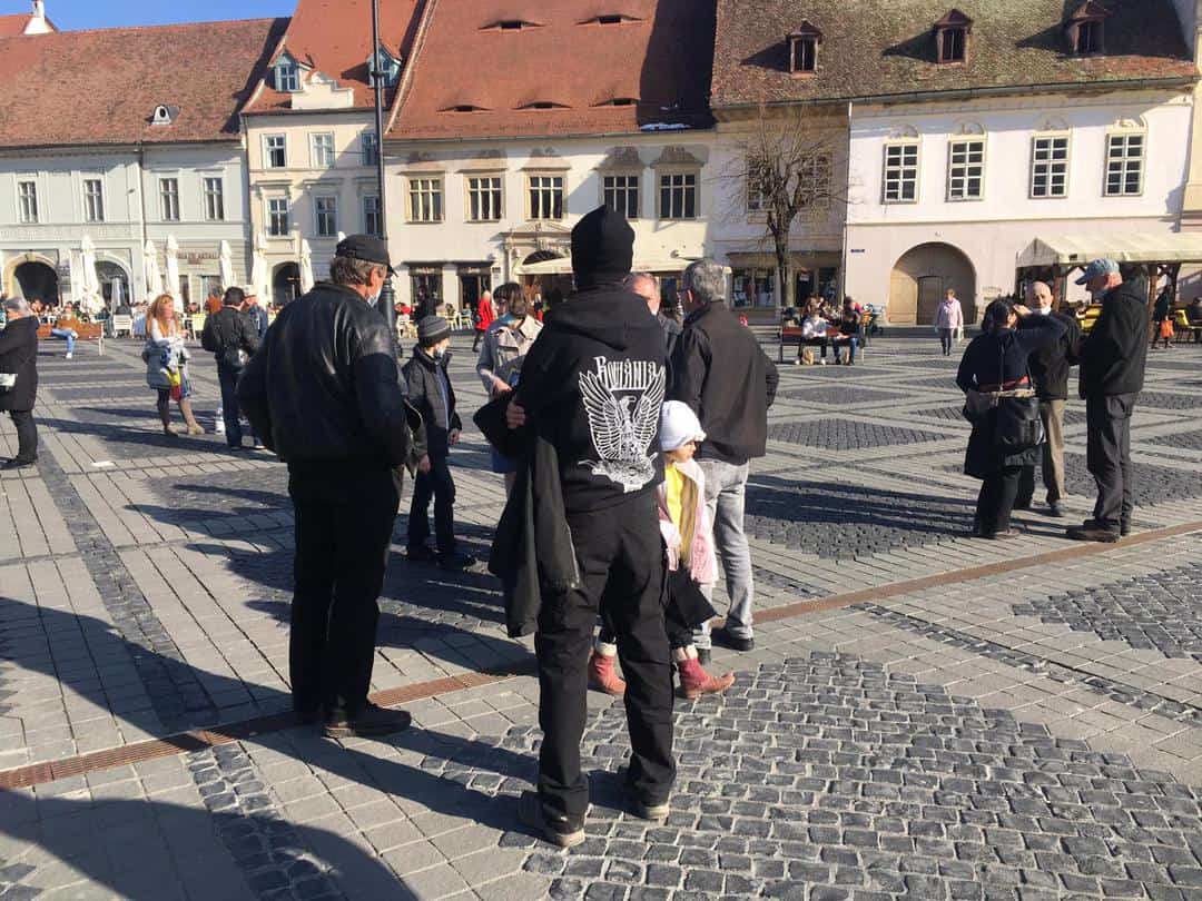 UPDATE: Protest la Sibiu - Sibienii se adună în Piața Mare - Au venit cu icoane în mâini